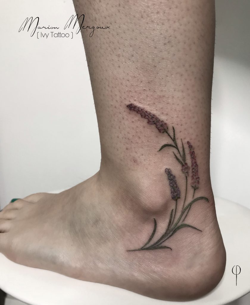 Tatouage floral pied - Lavande en couleur - Ivy Tattoo, Marion Mergoux à Lyon