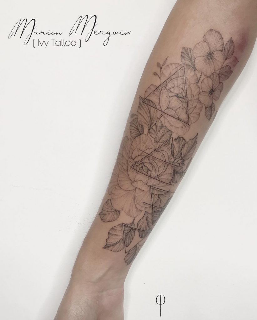 Tatouage avant-bras floral avec géométrie - Ivy Tattoo, Marion Mergoux tatoueuse à Lyon