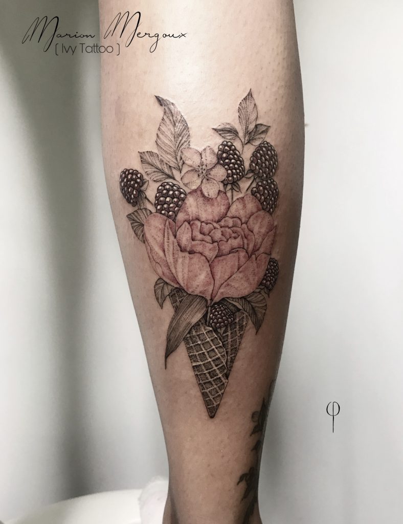 Tatouage mollet en couleur, Glace fleurs et fruits, Ivy Tattoo, Marion Mergoux tatoueuse à Lyon
